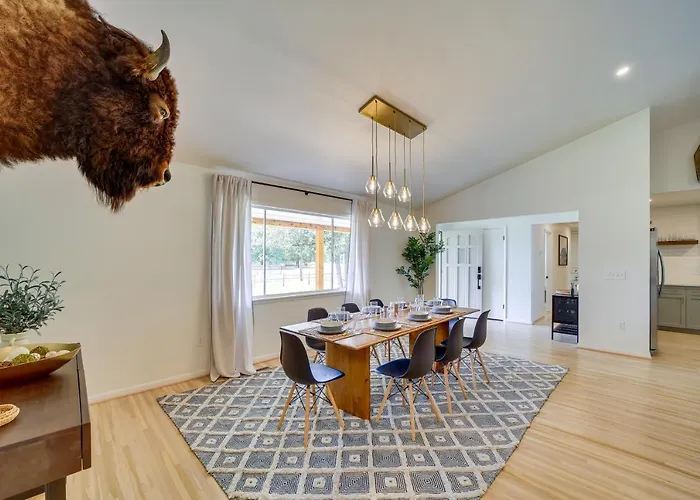Well-appointed W/ Fire Pit & Patio! Holiday home