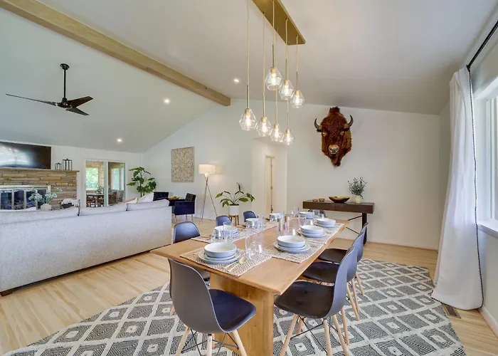 Well-appointed W/ Fire Pit & Patio! Holiday home *