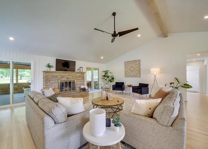 Well-appointed W/ Fire Pit & Patio! * Tulsa