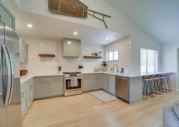 Well-appointed W/ Fire Pit & Patio! Holiday home *