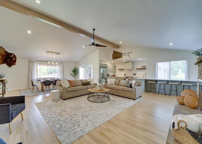 Well-appointed W/ Fire Pit & Patio! Tulsa