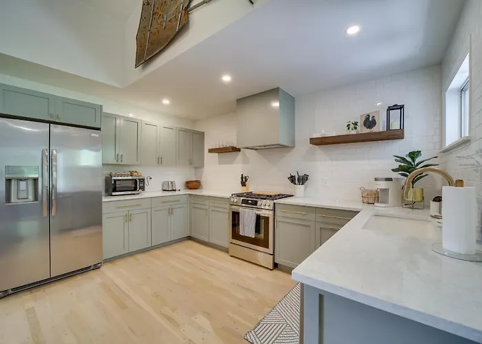 Well-appointed W/ Fire Pit & Patio!