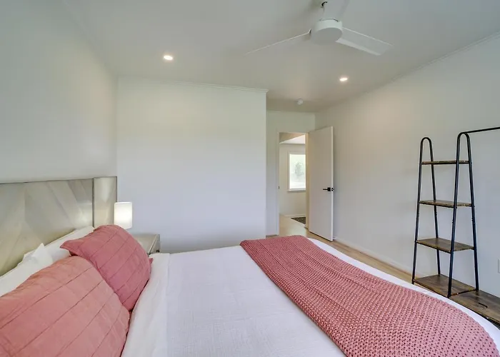 Well-appointed W/ Fire Pit & Patio! Holiday home Tulsa