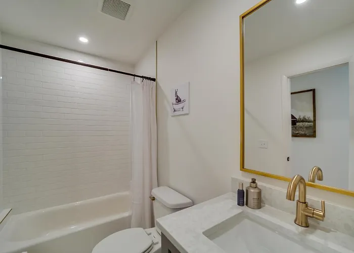 Well-appointed W/ Fire Pit & Patio! Holiday home Tulsa