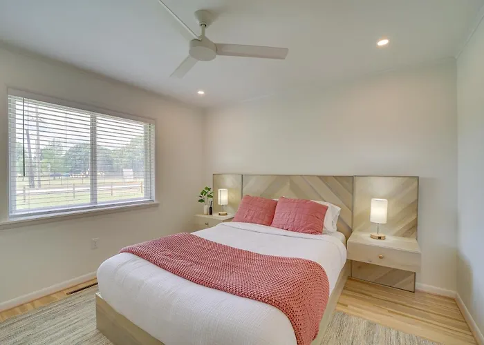Holiday home Well-appointed W/ Fire Pit & Patio! Tulsa