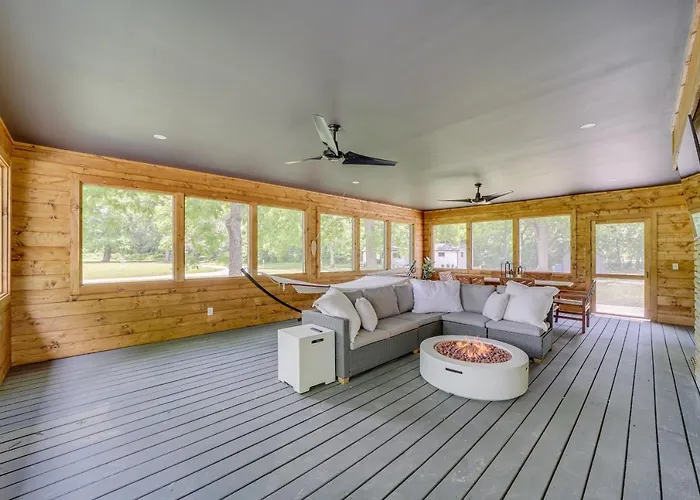 Well-appointed W/ Fire Pit & Patio! Holiday home