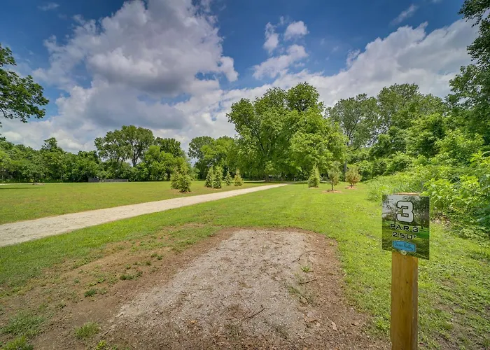 Well-appointed W/ Fire Pit & Patio! Holiday home