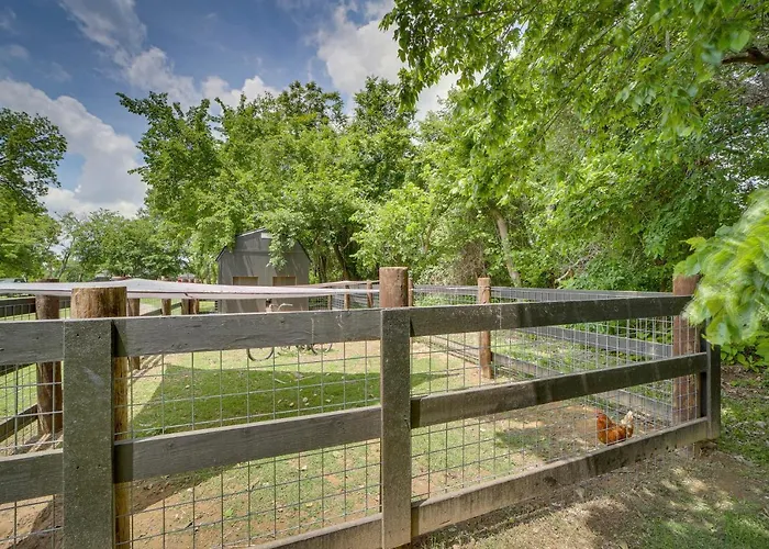 Well-appointed W/ Fire Pit & Patio! Holiday home