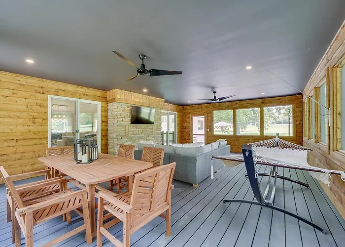 Well-appointed W/ Fire Pit & Patio!