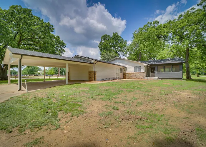 Well-appointed W/ Fire Pit & Patio! Tulsa